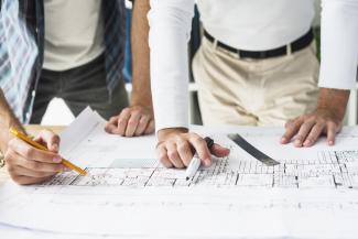 gros-plan-deux-architectes-main-plan